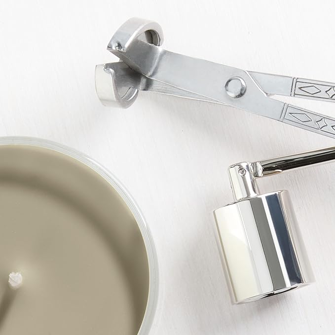 Yankee Candle Large Jar Scented Candle with up to 150 Hour Burn Time, Premium Plant Wax Blend for Consistent Burn, 22 oz Jar Candle with Room Filling Fragrance, Amber & Sandalwood